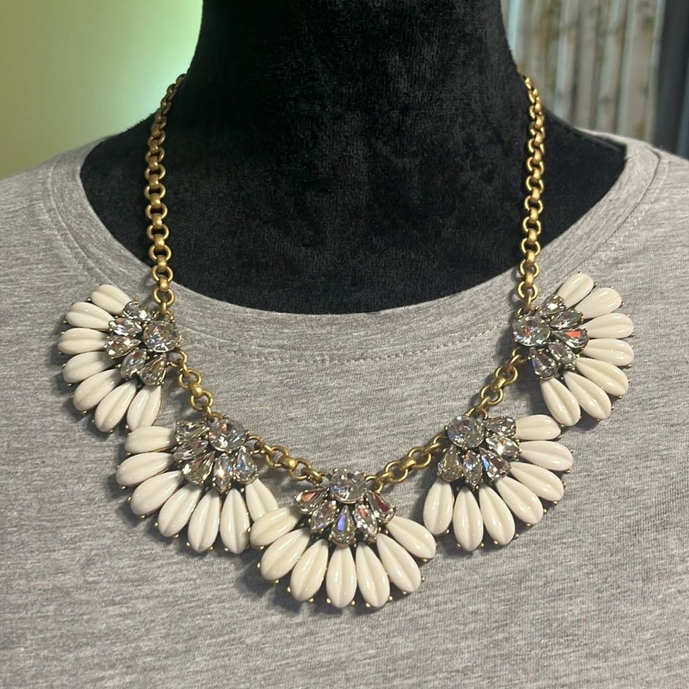 Vintage  J. Crew White Fan Flower Statement necklace